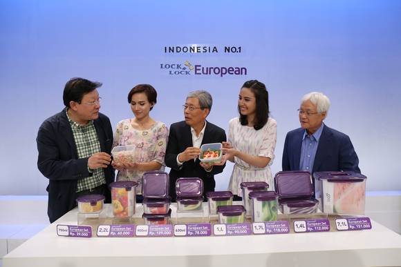 ▲ GS 사장단들이 GS홈쇼핑의 인도네시아 합작투자회사 'MNC GS홈쇼핑' 스튜디오를 찾아 우리나라의 중소기업 제품들이 GS홈쇼핑의 수출지원 프로그램에 힘입어 인기리에 판매되고 있는 현장을 직접 확인하고 있다. (주)GS 서경석 부회장(사진 가운데), GS홈쇼핑 허태수 사장(사진 왼쪽), GS에너지 나완배 부회장(사진 오른쪽) ⓒGS그룹