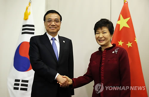 ▲ 박근혜 대통령이 16일 오후(현지시간) 이탈리아 밀라노 국제회의장에서 리커창 중국 총리와의 정상회담에 앞서 악수하고 있다. ⓒ 연합뉴스