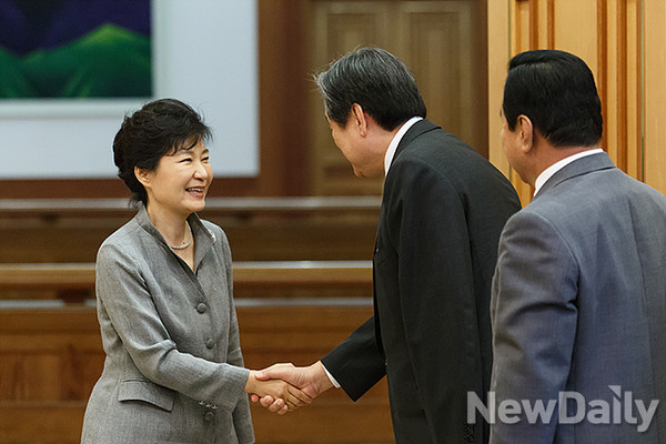 ▲ 지난달 박근혜 대통령이 청와대를 방문한 김무성 새누리당 대표와 악수를 나누고 있다. ⓒ뉴데일리