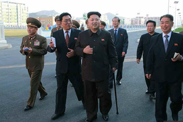 ▲ 김정은이 지난 14일에 이어 사흘만에 다시 모습을 드러냈다. 여전히 지팡이를 짚고 절뚝거리면서 걷는다. ⓒ北전문매체 데일리 NK 보도화면 캡쳐