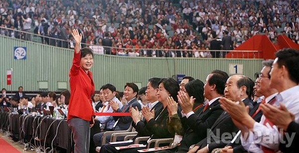 ▲ 김무성 대표가 선출된 새누리당 전당대회에 참석한 박근혜 대통령 ⓒ뉴데일리