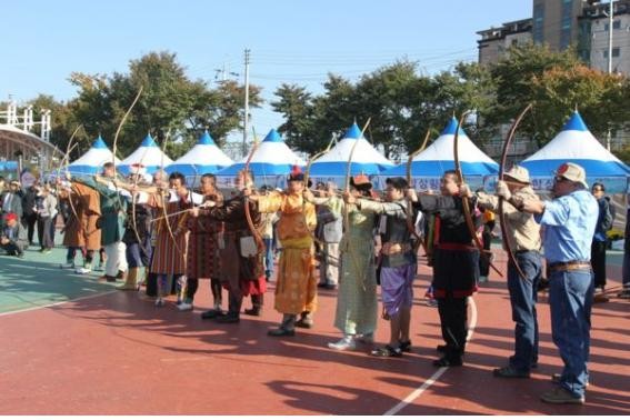 ▲ 제1회 예천세계활축제에 참석한 각나라의 문화사절단이 자기나라에서 사용하고 있는 활을 쏘면 활축제의 개막을 축하하고 있다.ⓒ예천군 제공