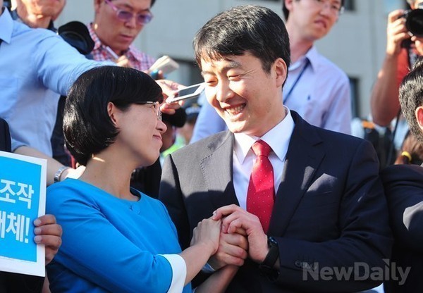 ▲ ▲내란음모 혐의를 받고 있는 이석기 통진당 의원과 손을 맞잡은 같은 당 이정희 대표 ⓒ뉴데일리DB