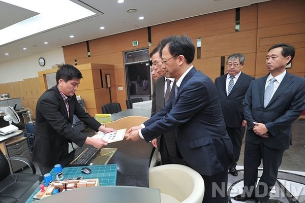 ▲ ▲[한반도 인권과 통일을 위한 변호사모임(상임대표 김태훈 변호사)]이 지난달 18일 오전 서울 종로구 헌법재판소에 헌법소원심판 청구서를 제출했다. ⓒ뉴데일리 정재훈 기자