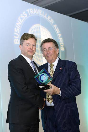 ▲ 카타르항공 유럽지역 부사장(Senior Vice President) 조나단 하딩(Jonathan Harding)이 10월6일 런던에서 개최된 ‘2014비즈니스 트래블러 어워드’ 에서 배우 로버트 파월(Robert Powell)로부터 ‘최고 비즈니스 클래스 상’을 수여 받고 기념포즈를 취하고 있다.ⓒ 카타르항공 제공.