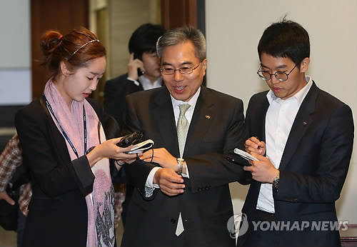 ▲ 하영구 씨티은행장(사진 가운데)이 KB금융 차기 회장 유력 후보로 떠오르고 있다. ⓒ NewDaily DB