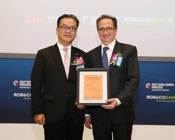 ▲ 아시아나항공 김형수 경영지원담당 상무(왼쪽)가 에도아르도 가이 로베코샘 인덱스 서비스부문 사장(오른쪽)과 인증서를 들고 기념촬영을 하고 있다. ⓒ 아시아나 항공 제공.