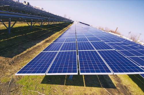 ▲ 미국 인디애나폴리스 메이우드에 설치한 한화 태양광 발전소 모습. ⓒ한화