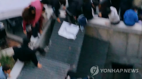 ▲ 판교 야외공연장 환풍구 덮개 붕괴 당시 상황 (서울=연합뉴스) 17일 오후 5시 53분께 성남시 분당구 판교테크노밸리 유스페이스 야외공연장에서 환풍구 덮개 위에서 걸그룹 공연을 관람하던 관람객 20여명이 덮개가 붕괴되면서 아래로 추락했다. 사진은 붕괴 당시 상황을 독자가 휴대전화로 촬영한 동영상 장면.  zjin@yna.co.kr