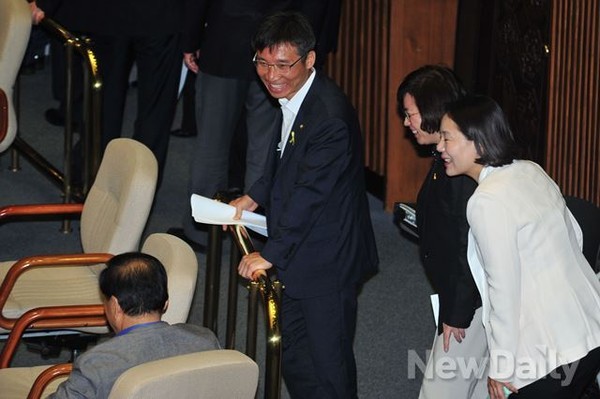 ▲ 국회 본회의장에서 김현. 임수경 새민련 의원에게 인사를 받고 있는 이재오 새누리당 의원 ⓒ뉴데일리 이종현 기자