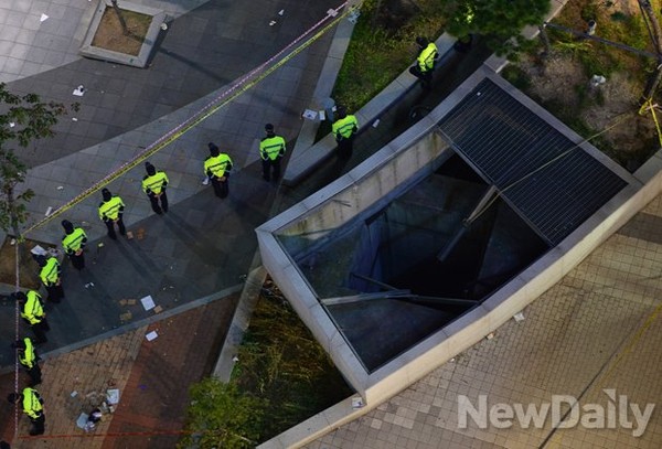▲ 판교 테크노파크 축제 공연 도중 벌어진 환풍구 붕괴사고 현장. 17일 밤, 경찰이 출입을 통제하고 있다.ⓒ 사진 뉴데일리 정상윤 기자
