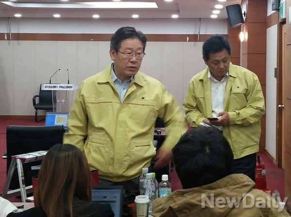 ▲ 이재명 성남시장이 18일 오전 성남시청에 차려진 경기판교 환풍구 추락사고 대책본부 프레스센터에서 기자들과 질의응답을 갖고 있다. ⓒ뉴데일리