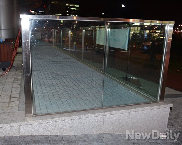 ▲ 같은 '유스페이스 2'의 지상환기구 모습. 광장이 있는 면의 관리방식과는 전혀 다르다. ⓒ뉴데일리 DB