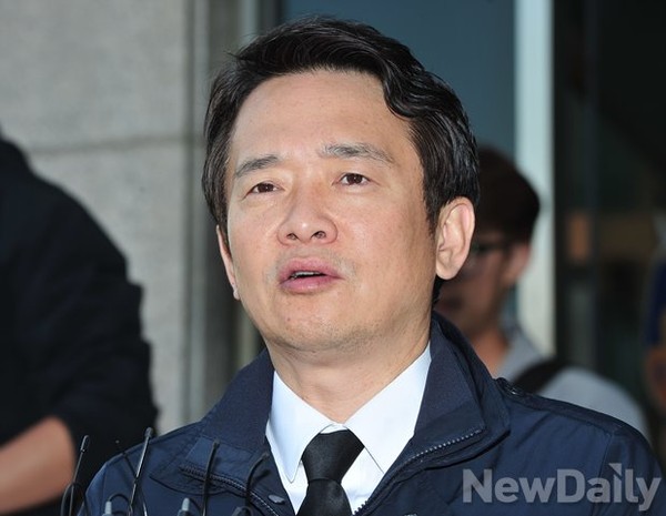 ▲ 남경필 경기지사가 18일 오후 경기도 성남시 분당구청에 꾸려진 사고대책본부를 찾아  판교 환풍구 덮개 붕괴사고와 관련한 입장을 밝히고 있다.ⓒ 뉴데일리 정재훈 기자