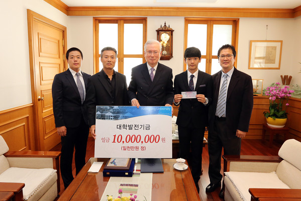 ▲ 계명대 태권도시범단이 지난 17일 모교발전을 위해 쓰달라며 학교발전 기금으로 1천만원을 기부했다.ⓒ계명대 제공