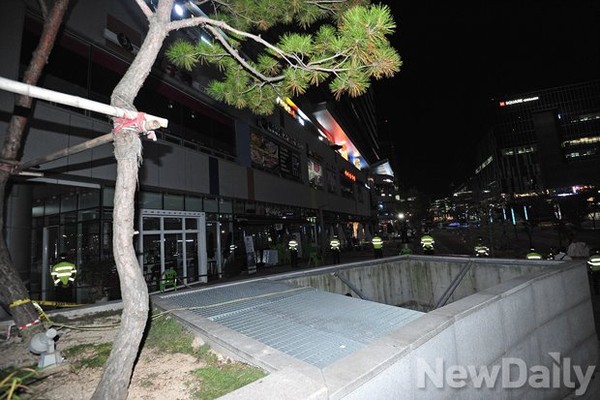 ▲ 17일 오후 발생한 경기 판교 환풍구 사고 현장.ⓒ 뉴데일리 정상윤 기자