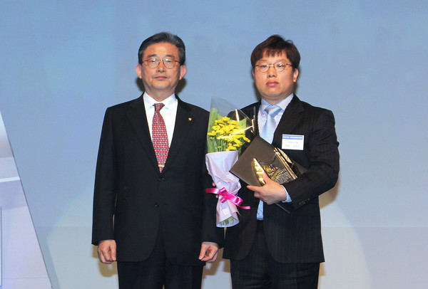 ▲ 제1회 대구경북 창조경제 대축전에서 대상을 차지한 (주)떡파는사람들 대표 성우진씨가 기념촬영을 하고 있다. 왼쪽인 이날 시상을 한 이한구 의원.ⓒ뉴데일리