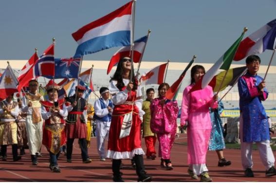 다문화가정 대표선수들이 각 국의 국기를 들고 입장하고 있다.ⓒ칠곡군 제공