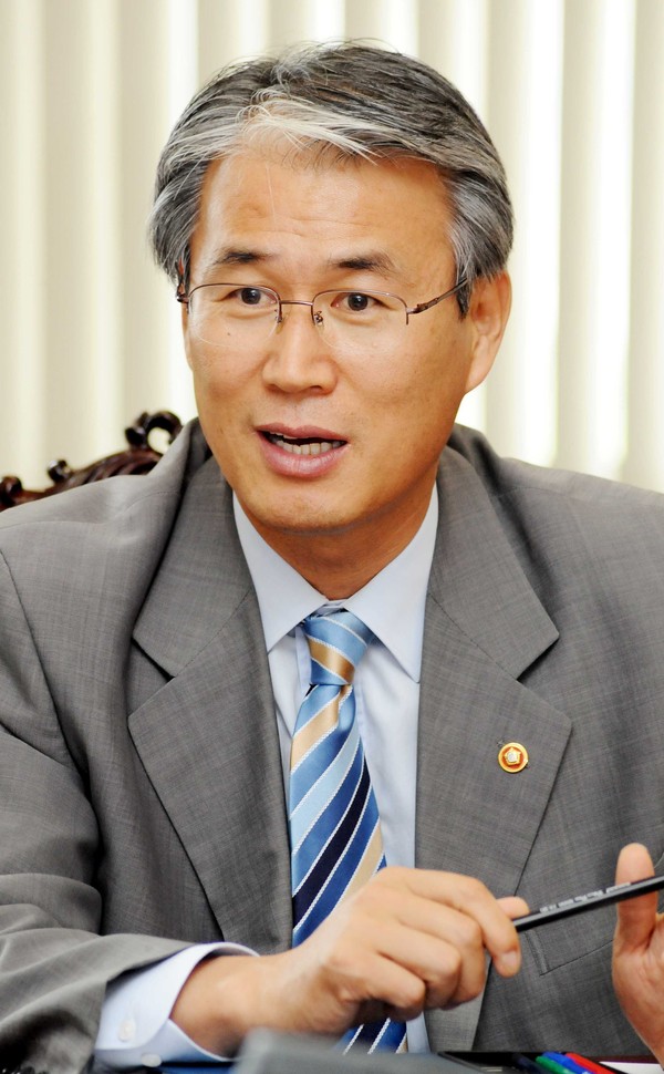 ▲ 새누리당 인재영입위원장의 중책을 맡고 있는 권오을 전 의원, 그는 대구경북에 새로운 인물이 필요하다고 말했다.ⓒ뉴데일리