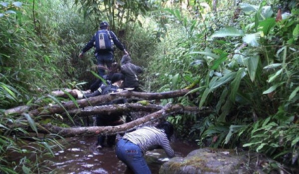 ▲ 중국-라오스 국경을 넘는 탈북자들 ⓒ조선닷컴 보도화면 캡쳐