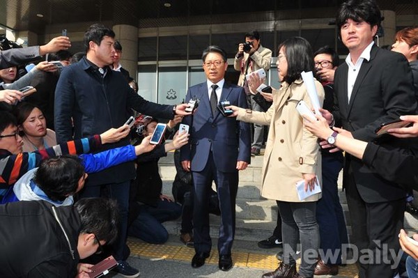 ▲ 19일 오후 성남시 분당구청에서, 곽재선 이데일리 회장이 남경필 경기도지사, 이재명 성남시장과 3자 회동을 끝낸 뒤 기자들의 인터뷰에 응하고 있다. ⓒ 뉴데일리 이종현 기자