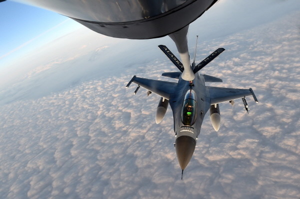 '레드플래그 알래스카' 훈련에 참가 중인 KF-16 전투기가 미공군의 KC-135 공중급유기로부터 공중급유를 받고 있다.ⓒ공군