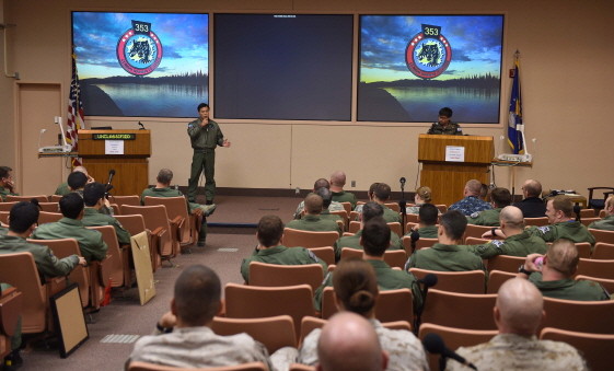 ▲ '레드플래그 알래스카' 훈련의 마지막 전체브리핑에서 한국공군 훈련단장인 홍순택(48세, 공사 38기) 대령이 훈련 소감과 의견을 말하고 있다.ⓒ공군