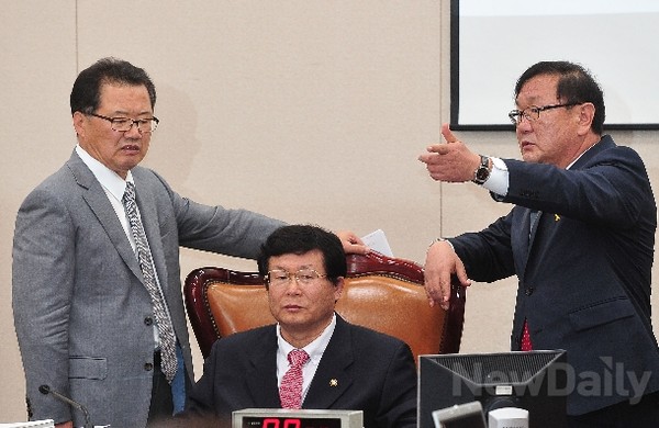 ▲ 17일 국회 교육문화체육관광위원회 국정감사가 설훈 위원장(가운데)의 노인 비하 망언으로 파행된 가운데, 여당 간사인 신성범 의원(왼쪽)과 야당 간사인 김태년 의원(오른쪽)이 협의하고 있다. ⓒ뉴데일리 정재훈 기자