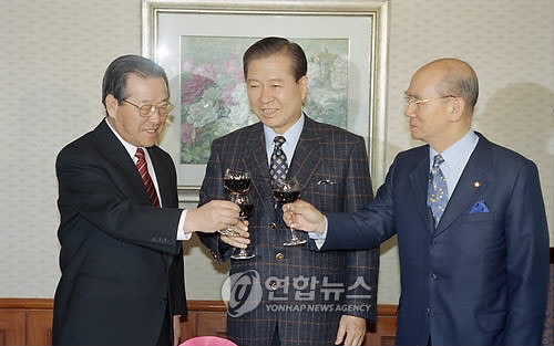 ▲ 1997년 12월 31일 정권을 잡은 기념으로 건배하고 있는 김대중 전 대통령(당시 73)과 김종필 전 총리(당시 72), 박태준 전 총리(당시 71). 설훈 위원장의 망언대로라면 당시 70대인 이 세 명은 정권을 잡기는 커녕 모두 집에서 쉬었어야 한다는 지적이다. ⓒ연합뉴스 사진DB