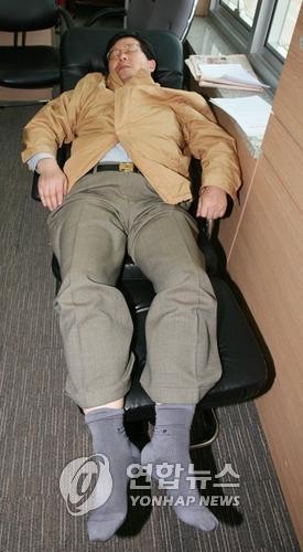 ▲ 2002년 대선에서 20만 달러 수수 허위사실을 유포해 노무현정권을 탄생시킨 일등공신으로, 2007년 노무현 전 대통령에 의해 복권됐음에도 이듬해 민주당 공천 심사에서 탈락하자, 전가의 보도처럼 단식 농성 카드를 꺼내들고 드러눕는 추태를 벌인 설훈 의원의 모습. ⓒ연합뉴스 사진DB