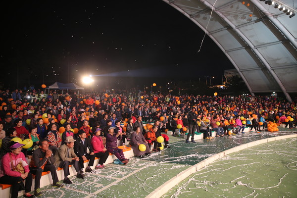 ▲ 청도반시축제 사흘동안 18만명이 넘는 인원이 몰리면서 축제가 성황리에 끝났고 관람객으로부터 큰 호응을 얻어냈다.ⓒ청도군 제공