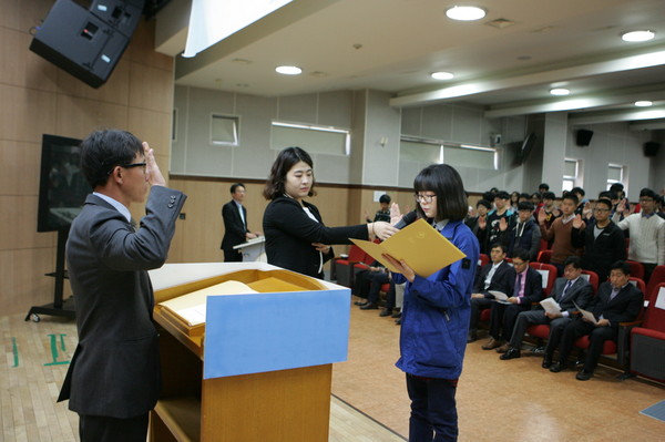 ▲ 대구대가 지난 18일 정보보호영재교육원을 개원하고 입학식을 가졌다.학생대표가 선서를 하고 있다.ⓒ대구대 제공