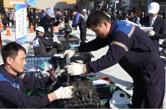 ▲ 지난 18일 구미대학교에서 열린 제3회 건설기계정비기능경기대회에 참여한 정비기술인들이 열띤 경연을 펼치고 있다. ⓒ구미대 제공