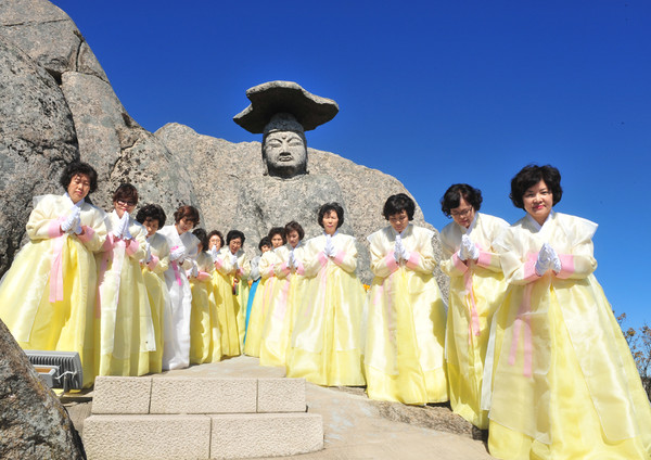 ▲ 경산갓바위축제가 지난 17~19일 열렸다. 이번 축제는 소원적은 종이학 접기 등 다양한 체험행사가 열려 방문객의 인기를 끌었다.ⓒ경산시 제공