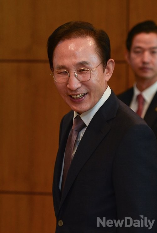 ▲ 이명박 전 대통령이 20일 베트남으로 출국한다. 사진은 지난달 미국 출국 당시 모습. ⓒ뉴데일리 정상윤 기자