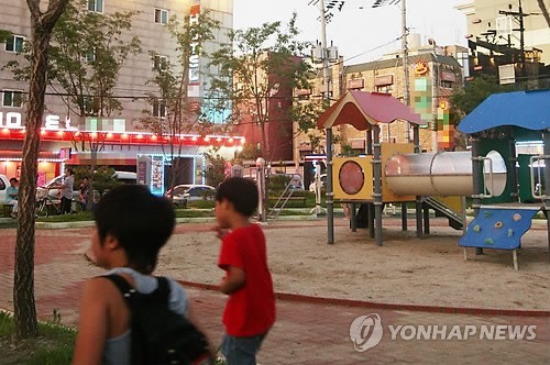 ▲ 한 초등학교 주변의 학교환경위생정화구역 내에 유해업소가 잔뜩 들어서 있다. ⓒ연합뉴스 사진DB