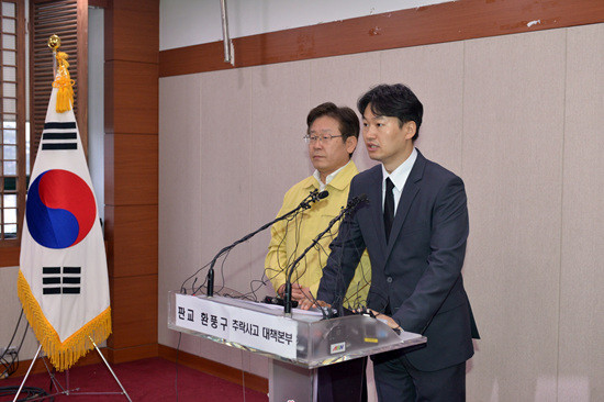 ▲ 20일 오전 경기도 성남시 분당구청 브리핑룸에서 유가족 대표 한재창씨가 브리핑을 열고 판교 행사 주최 측과 유가족들의 보상문제 합의 소식을 발표하고 있다. ⓒ 판교 환풍구 추락사고 대책본부 제공