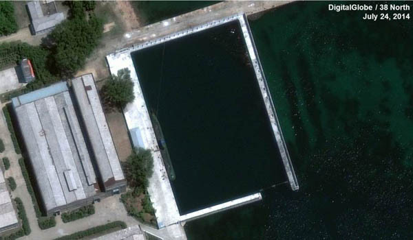 ▲ 美북한전문매체 '38노스'가 공개한 신포항의 북한 신형 잠수함. 지난 7월 24일 촬영한 사진이다. ⓒ38노스 홈페이지 캡쳐-디지털 글로브 촬영