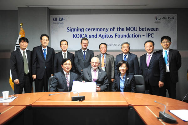 ▲ 20일 KOICA 국제회의실에서 열린 KOICA와 국제장애인올림픽위원회, 아지토스 재단 간 업무협조 약정 체결식 단체사진. ⓒKOICA 제공