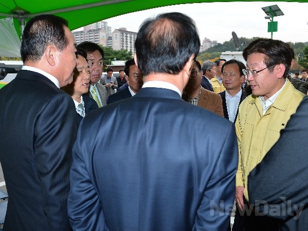 ▲ 19일 사고대책본부가 차려진 분당구청 앞에서 남경필 경기도지사, 이재명 성남시장 등이 사고 수습 대책을 논의하고 있다. ⓒ뉴데일리 정상윤 기자