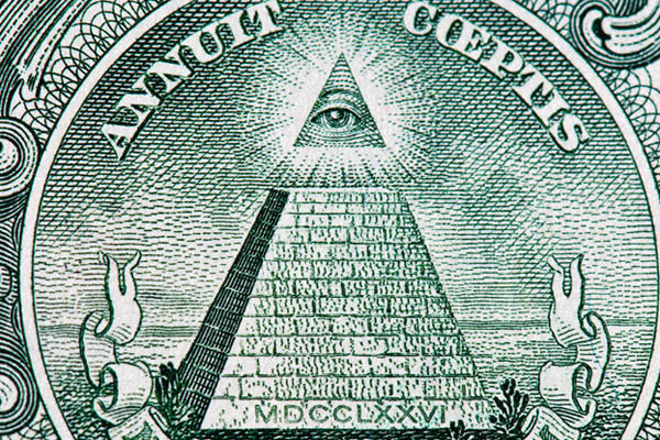 ▲ 일각에서는 에볼라 바이러스가 '일루미나티'와 같은 비밀조직이 만들어 낸 인구조절용 무기라고 주장한다. 사진은 음모론자들이 늘 주장하는 美 1달러 지폐 안의 비밀조직 표시라는 '全視眼'. ⓒ美음모론 사이트 캡쳐