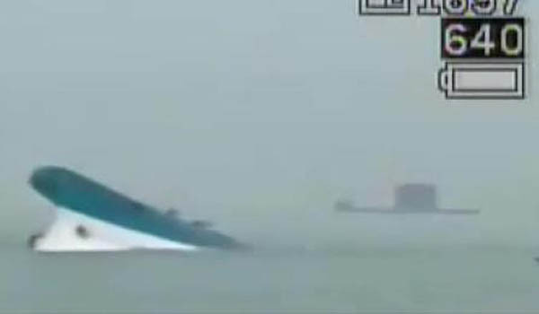 지난 여름 유행했던, 세월호와 美핵잠수함 충돌설의 증거 사진. 음모론자들은 오른쪽에 보이는 게 잠수함이라고 주장한다. ⓒ세월호 침몰 당시 영상 캡쳐