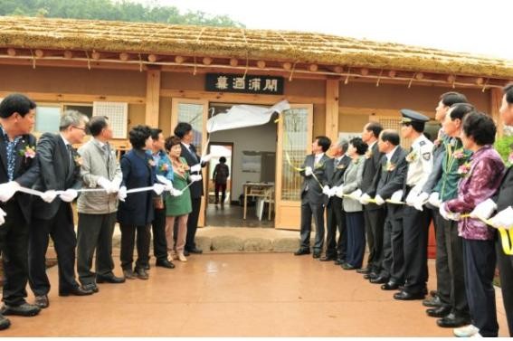 ▲ 경북 고령군이 20일 낙동강 신나루 문화벨트(개경포나루) 조성사업의 일환으로 추진한 개경포공원의 ‘개포주막’ 개장했다. ⓒ고령군 제공