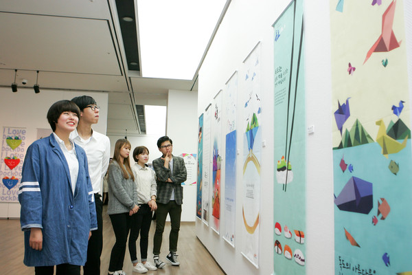 ▲ 지난 20일 열린 대구대 시각디자인학과 졸업작품전에서 학생, 교수, 동문선배 등 관람객들이 독도특별전에 전시된 작품을 감상하고 있다.ⓒ대구대 제공