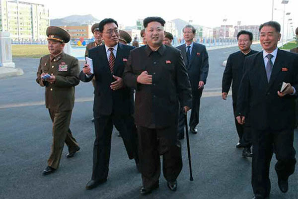 ▲ 9월 초순 잠적한 뒤 40일 만에 나타난 김정은은 최근 지팡이를 짚고 다니며 활발하게 활동 중이다. ⓒ北선전매체 보도화면 캡쳐