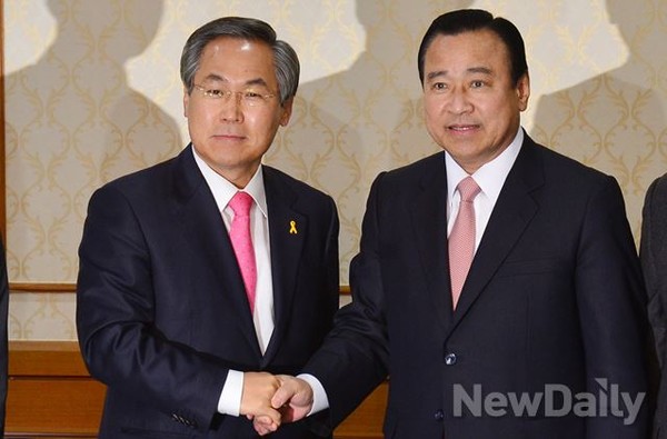 ▲ 새누리당 이완구 원내대표(오른쪽)와 새정치민주연합 우윤근 원내대표가 21일 오전 11시 국회 귀빈식당에서 만나 주례회동을 시작하기에 앞서 악수를 나누고 있다. ⓒ뉴데일리 이종현 기자