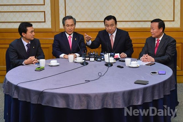 ▲ 21일 국회 귀빈식당에서 열린 양당 원내대표 주례회동에 앞서 새누리당 이완구 원내대표가 모두발언을 하고 있다. 사진 왼쪽부터 새정치민주연합 안규백 원내수석부대표, 우윤근 원내대표, 새누리당 이완구 원내대표, 김재원 원내수석부대표. ⓒ뉴데일리 이종현 기자