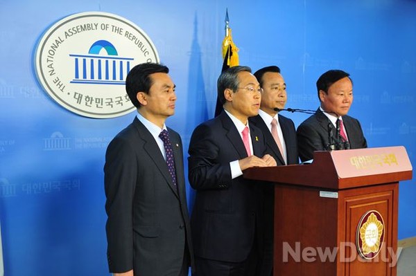 ▲ 21일 주례회동을 마친 양당 원내지도부가 국회 정론관에서 직접 합의사항을 발표하고 있다. 사진 왼쪽부터 새정치민주연합 안규백 원내수석부대표, 우윤근 원내대표, 새누리당 이완구 원내대표, 김재원 원내수석부대표. ⓒ뉴데일리 이종현 기자