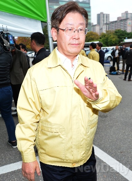 ▲ 분당구청에 차려진 판교 테크노벨리 사고대책본부 앞 천막에서 나오고 있는 이재명 성남시장. ⓒ뉴데일리 정상윤 기자