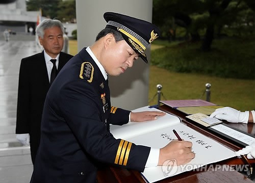 ▲ 강신명 경찰청장 21일 오전 서울 동작구 국립서울현충원을 찾아 참배한 뒤 방명록을 적고 있다.ⓒ경찰청 제공